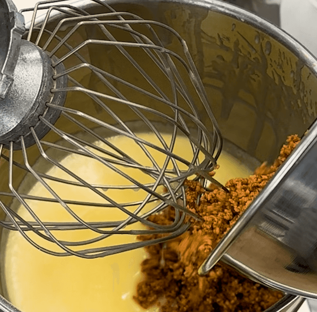 ②フィナンシェ生地にマカダミアペーストを混ぜ合わせます | Coco≠Coco（ココココ）