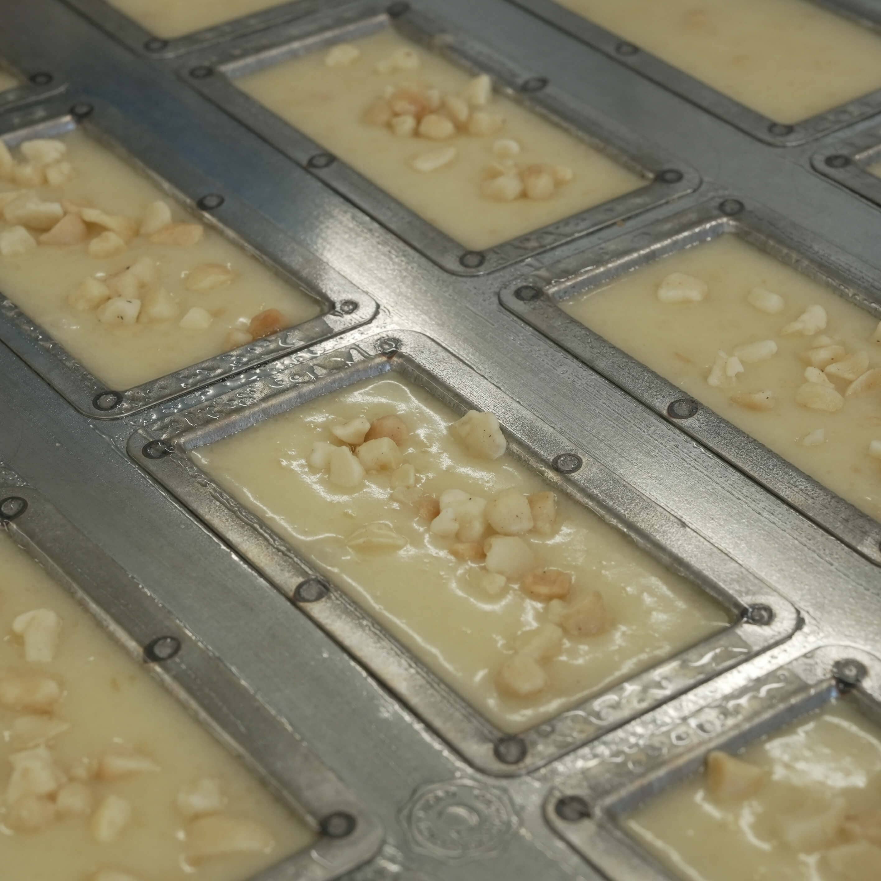 ③型に生地を入れて、マカダミアナッツを上からもトッピング | Coco≠Coco（ココココ）