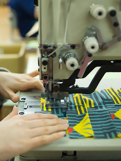 生地を裁ち、縫う Cutting & Sewing