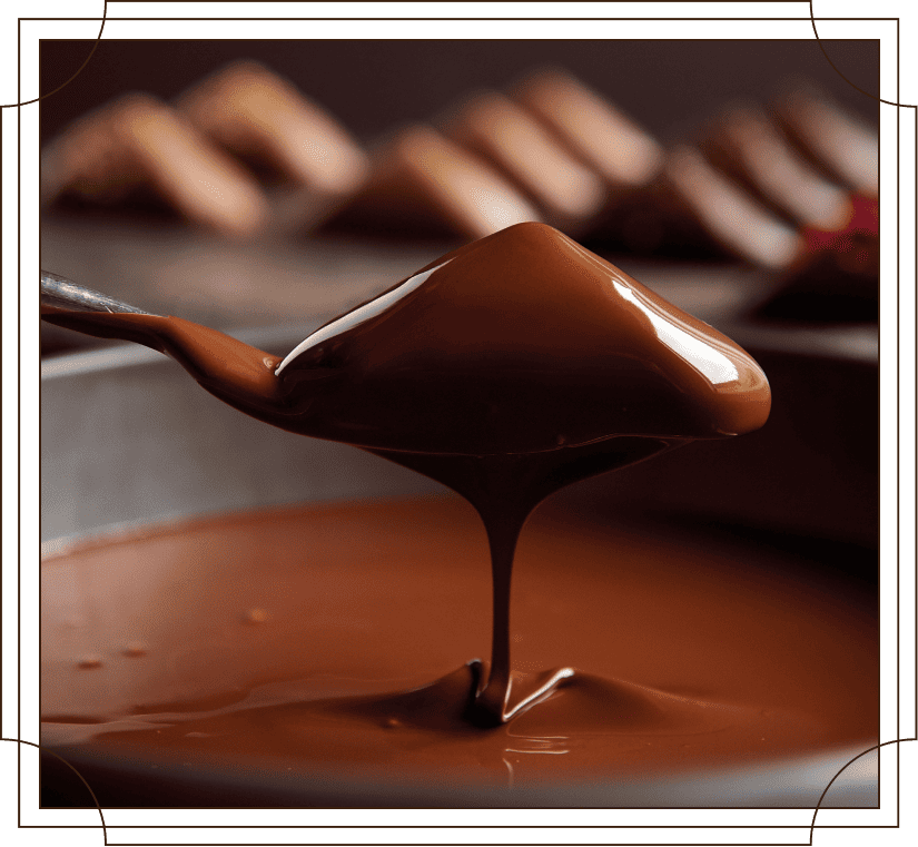 チョコレートをすくうショコラティエの手元