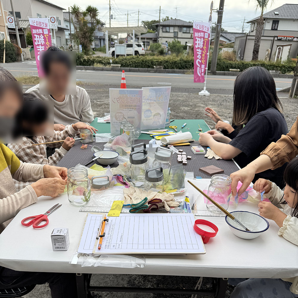 親子で和紙ランタン作りを楽しむ様子