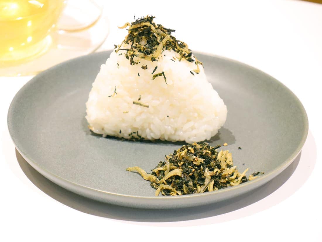 茶殻のおにぎり画像