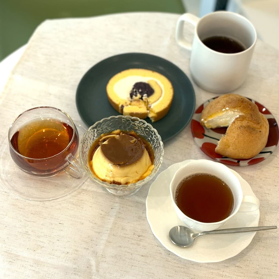 和紅茶とスイーツの画像