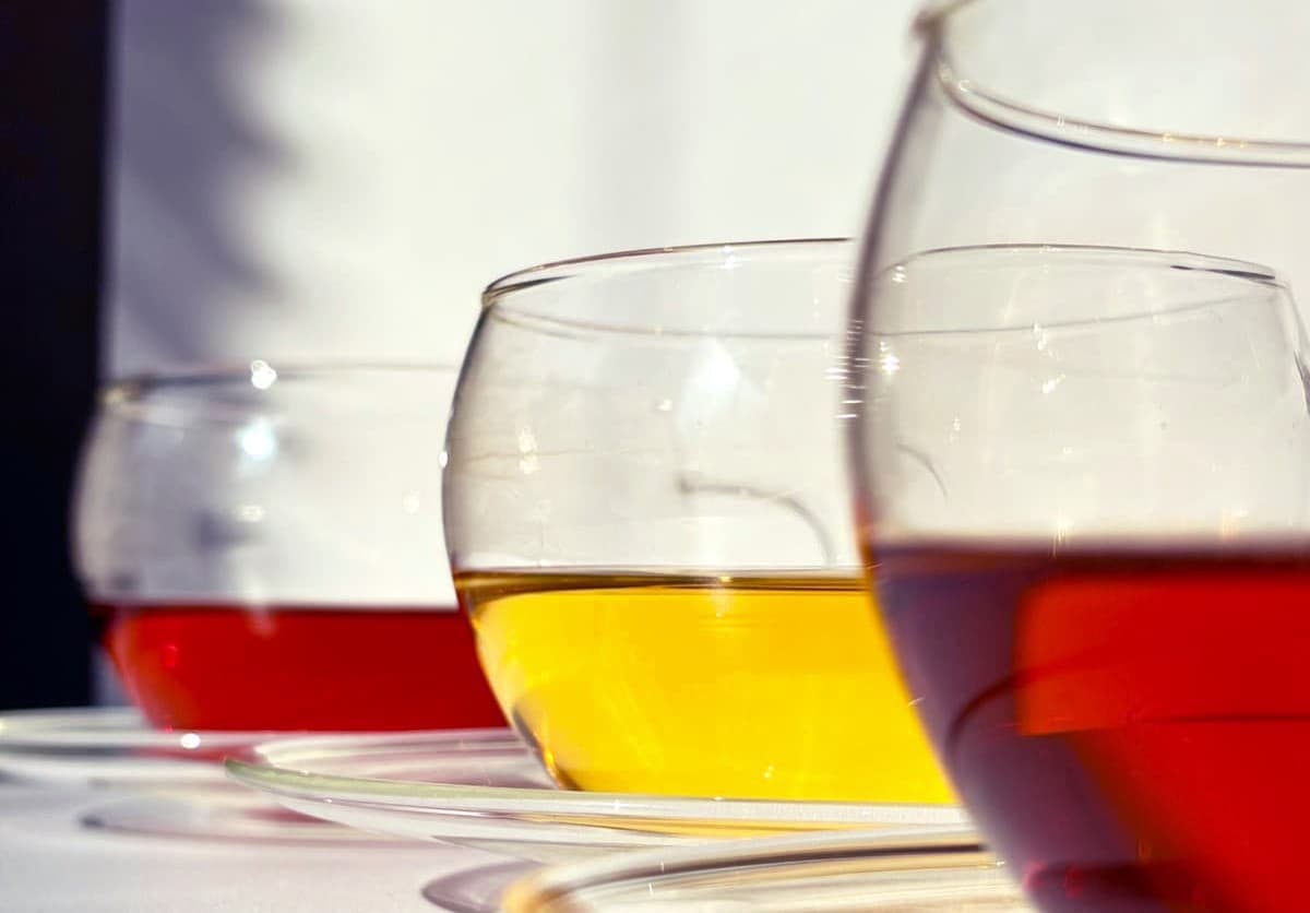 水色の異なる紅茶を透明なティーカップに入れて並べた写真