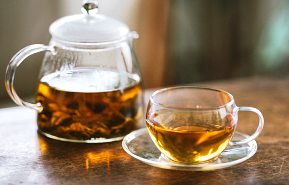 紅茶の入ったカップとポット
