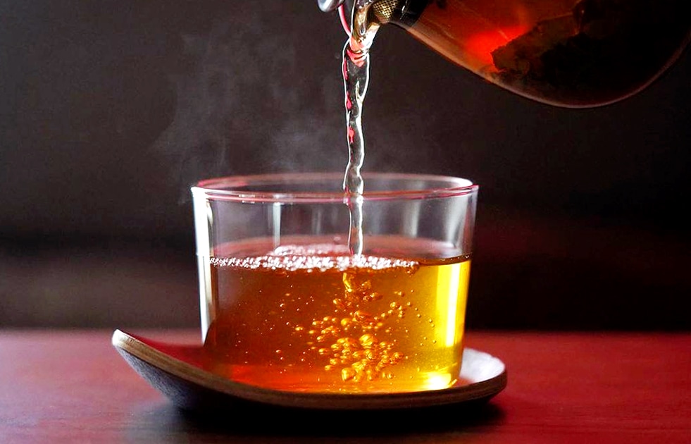 カップに紅茶を注ぐ様子