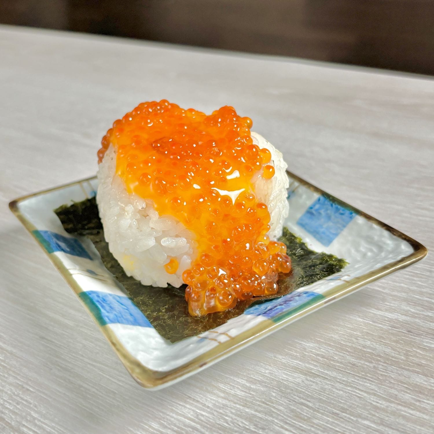 いくらと卵黄ソースのおにぎり
