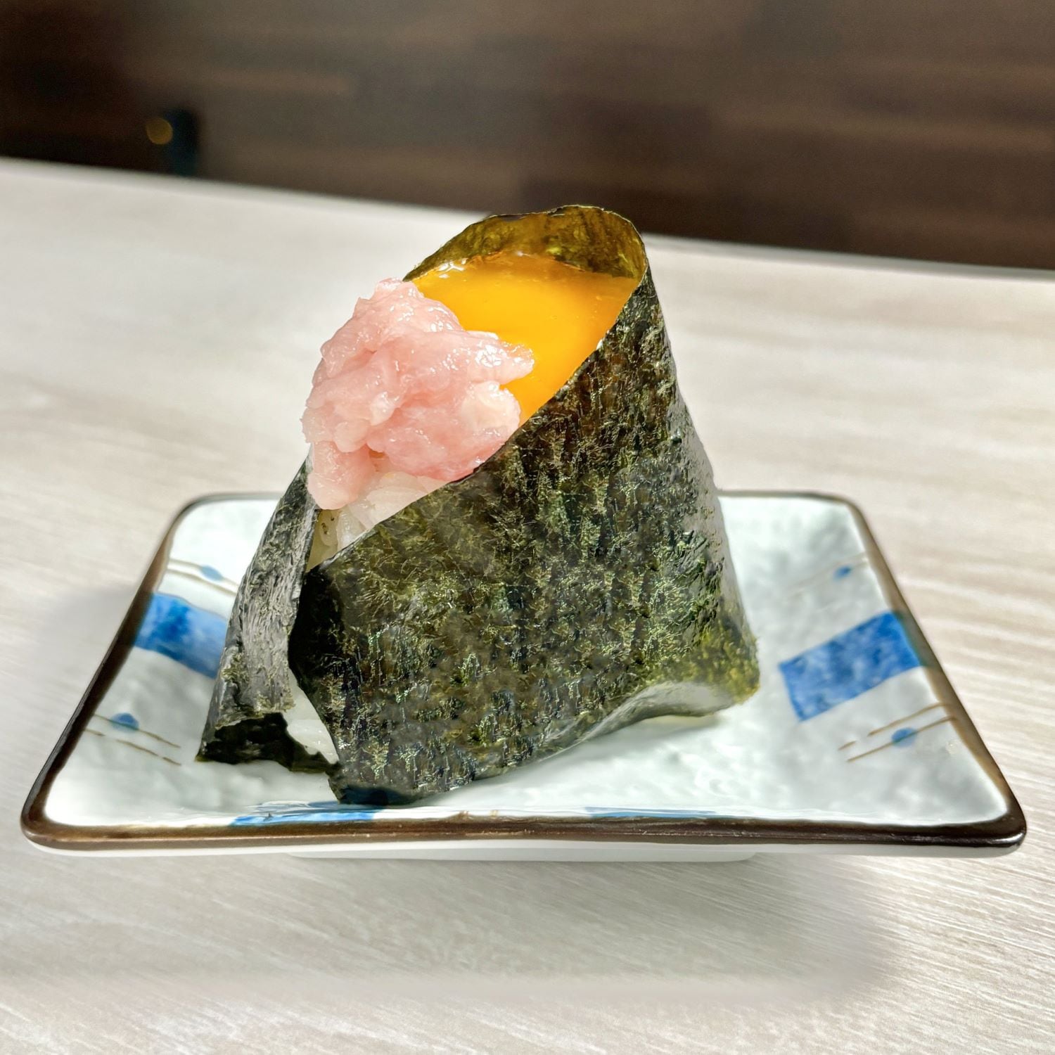たたき鮪と卵黄ソースのおにぎり
