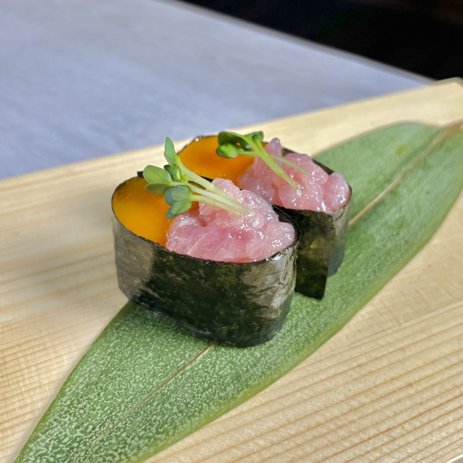 たたき鮪卵黄軍艦