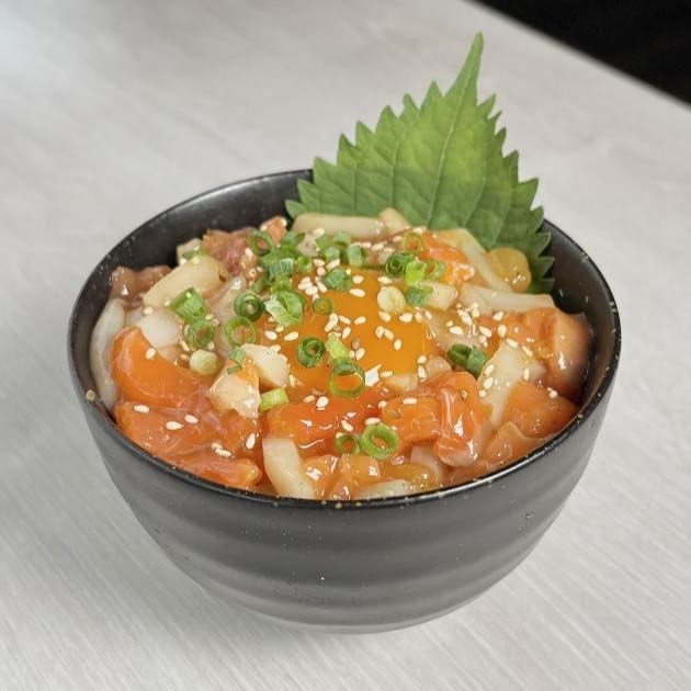 焼肉風海鮮3種のユッケ丼
