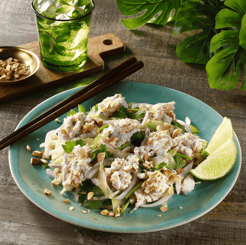 「海鮮カナダホッキ貝入りサラダ」をセロリやパクチーを和えたエスニック風サラダ