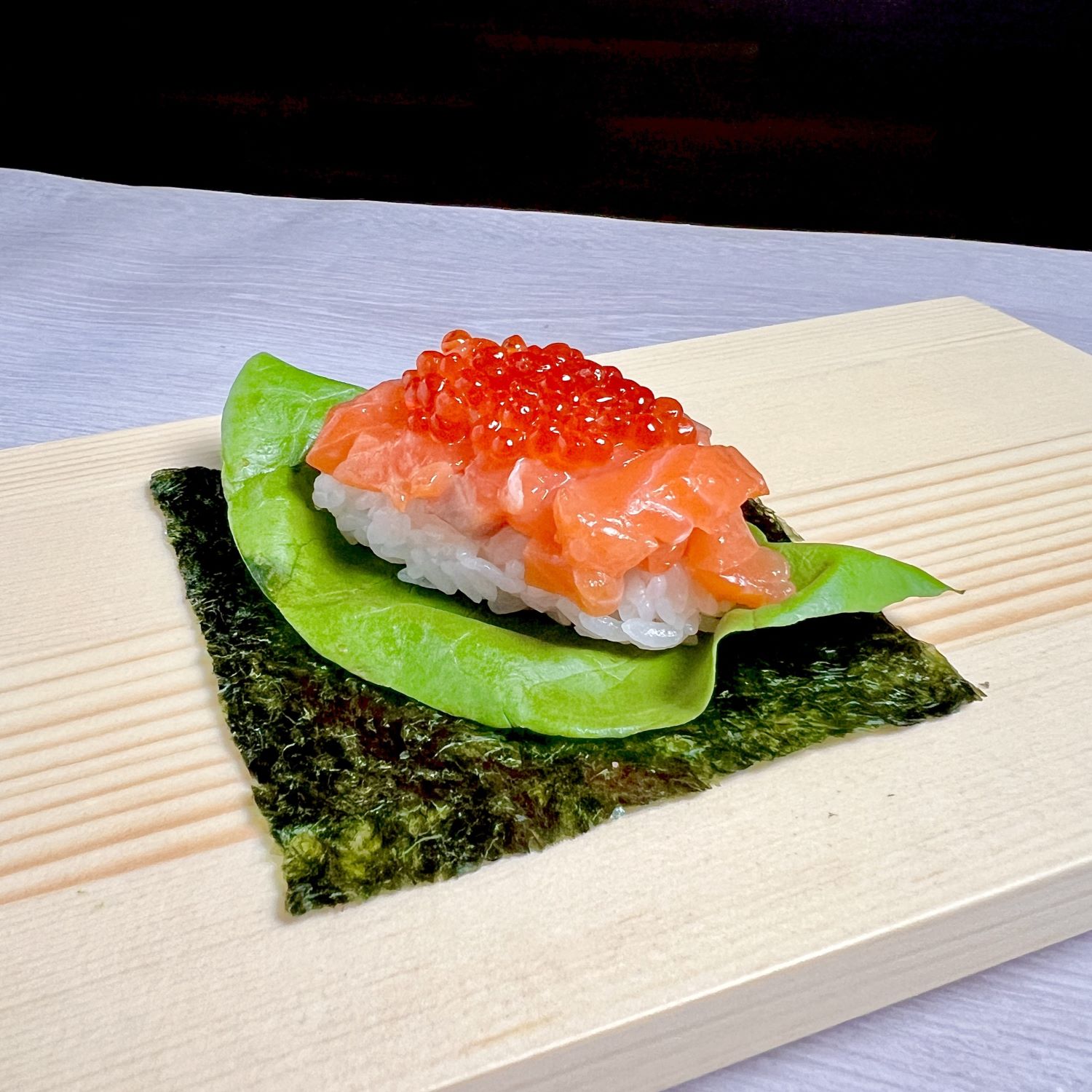 サーモンいくら (ダイスサーモン)の手巻き寿司