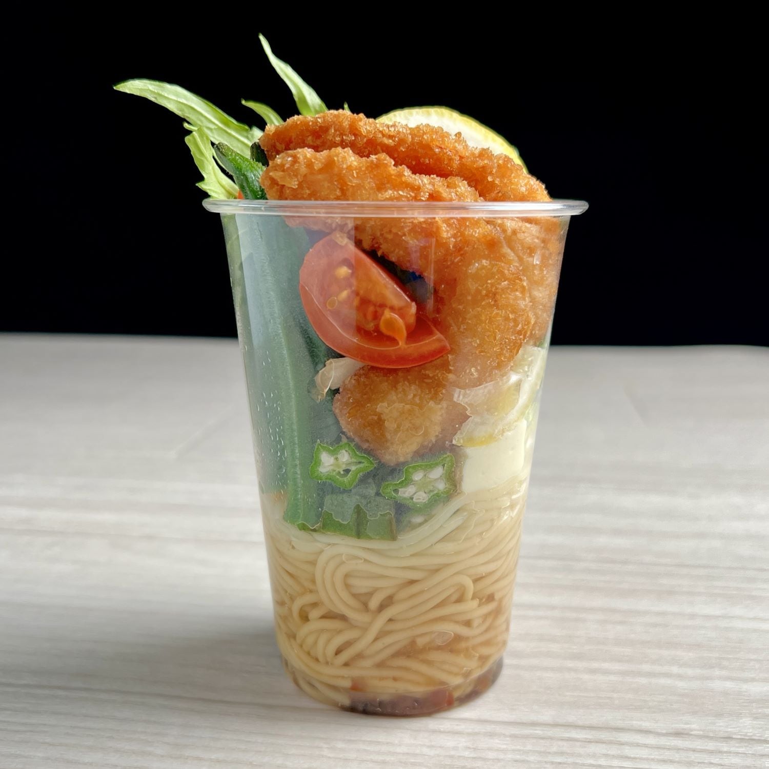 キッチンカーグルメ・フェス飯・お花見グルメにワンハンドメニュー　シェイクde海老パスタサラダ