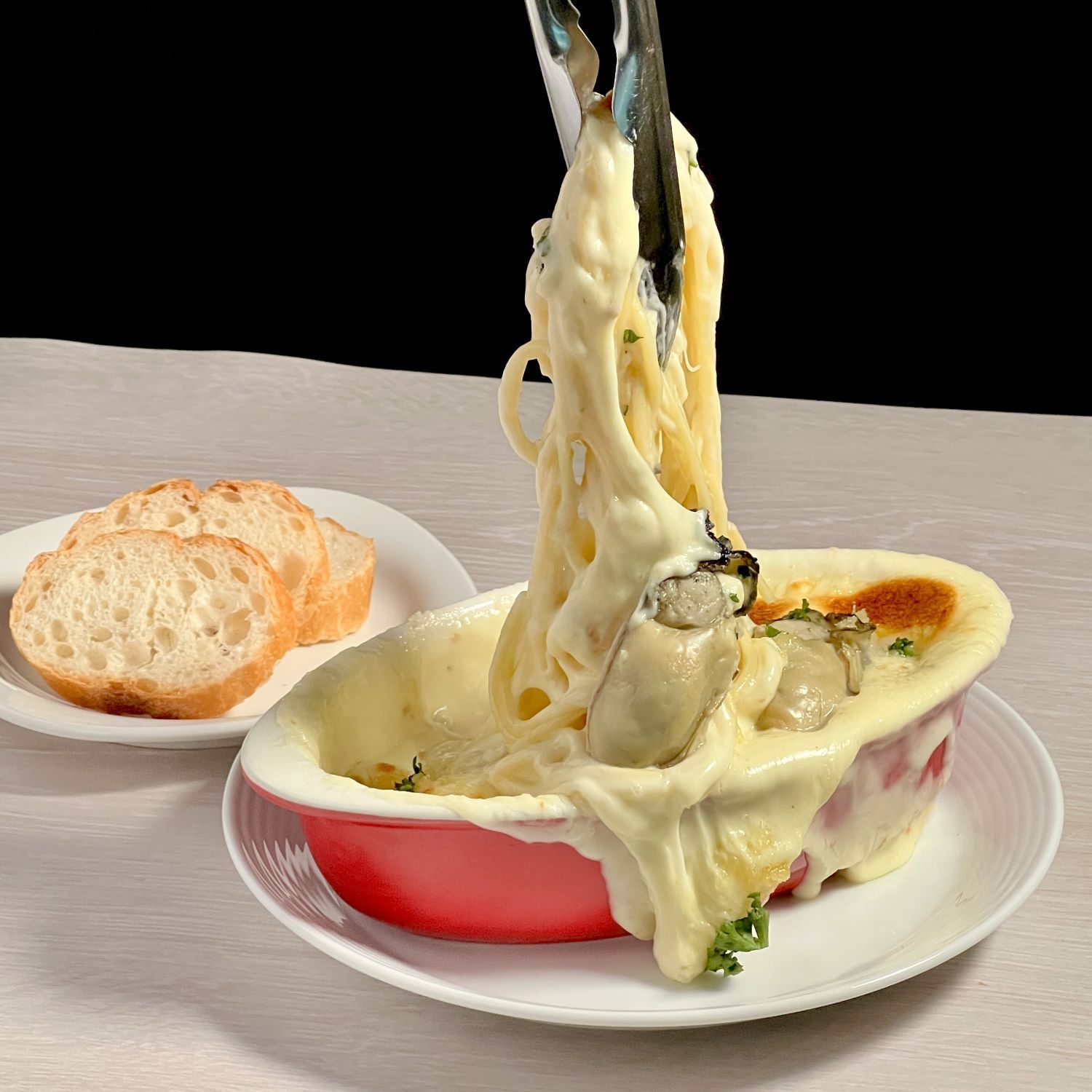 とろ～り焦がしチーズ 牡蠣と帆立の溶岩パスタ