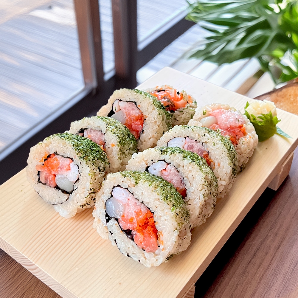 鮨屋の青の贅沢巻（たたきまぐろ / サーモン / イタヤ貝 / 海老 / ししゃも卵）