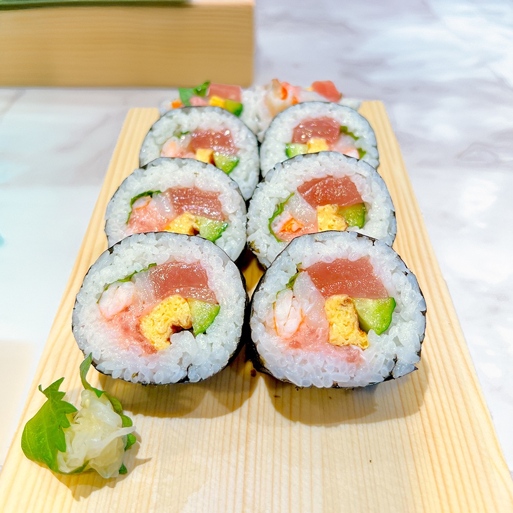 たっぷりまぐろの恵方巻（たたきまぐろ / めばちまぐろ /  マツイカ / 海老）カット