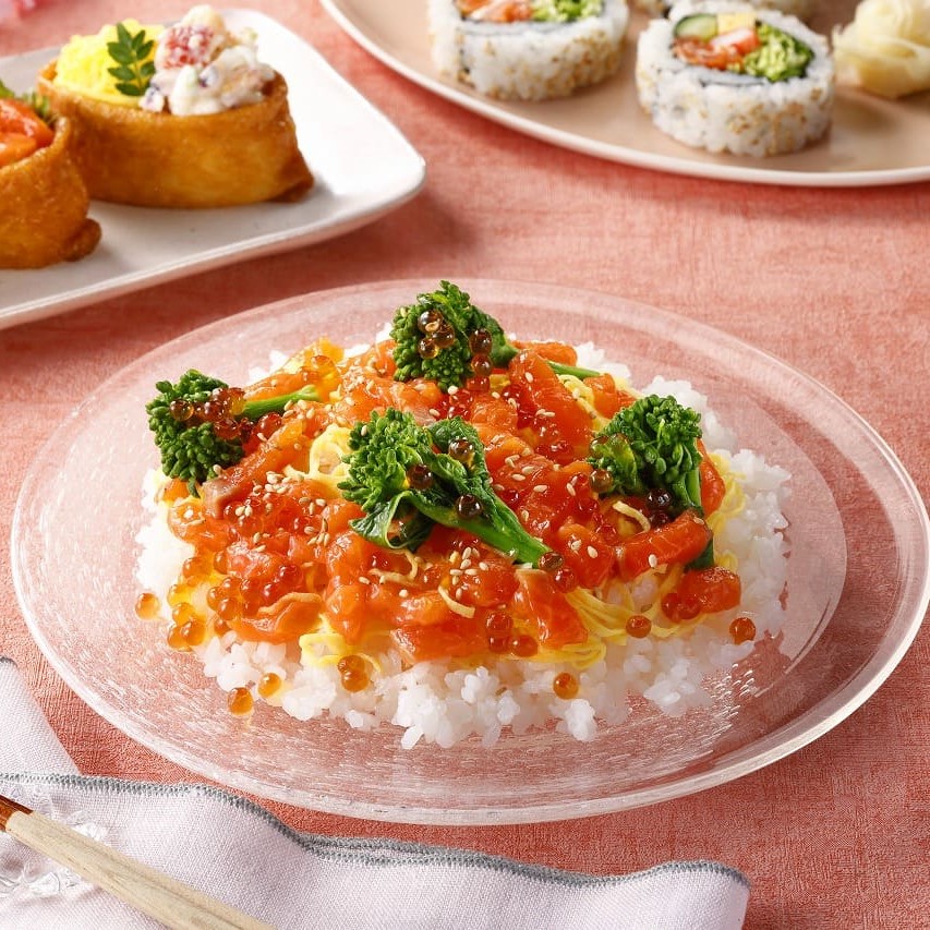「ダイスサーモン」と「味付けいくらマスコ」に菜の花をプラスしたちらし寿司