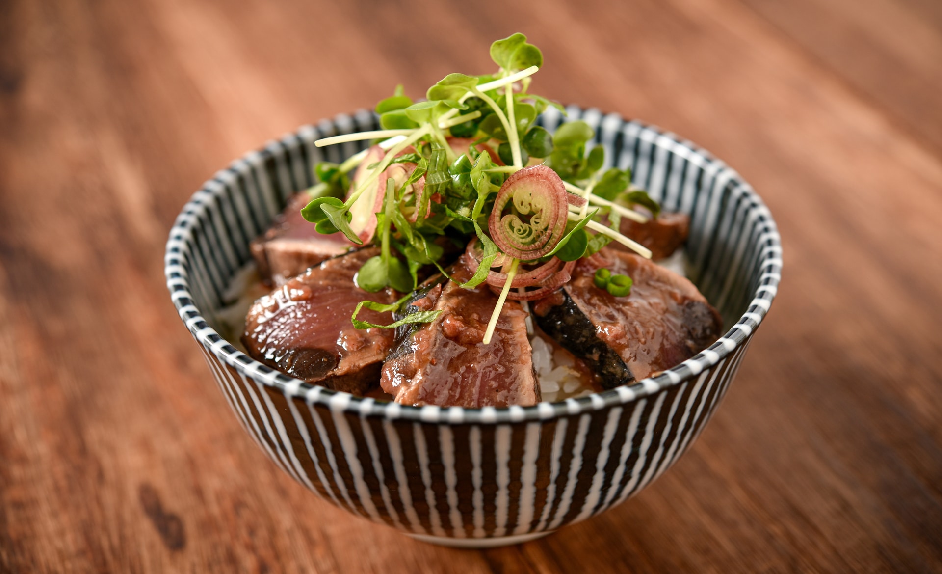 香味梅だれのカツオ丼