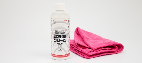 コンパウンド（Linda スクラッチクリーンアルファ mini）とピンク色のマイクロファイバークロス