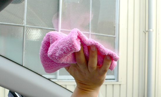 窓ガラス：布で拭く様子