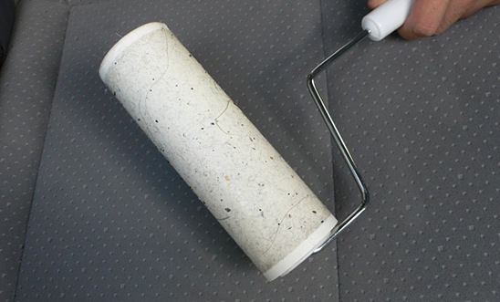 シートの汚れ落とし：粘着ローラー