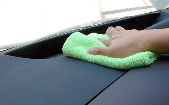 ダッシュボードなどの樹脂部分：布で拭く様子