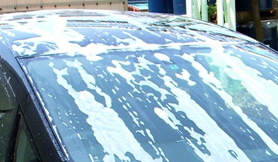 汚れを見極めて段取りを決める：洗車中で泡の乗ったリーフとフロントガラス