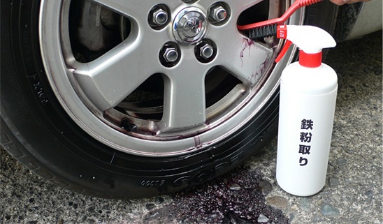 タイヤとホイールを念入りに：鉄粉取りを使ってホイールをブラシでこする写真