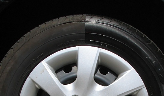 タイヤとホイールを念入りに：タイヤワックス未施工（左半分）と施工（右半分）の比較