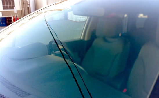 ボディチェック：ヒビが入ったフロントガラス