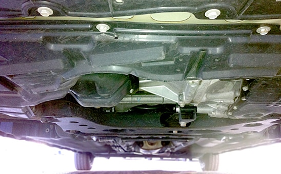 下周りのチェック：車を下から覗いた様子（地面視点）