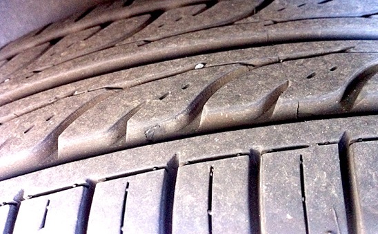 下周りのチェック：タイヤの溝