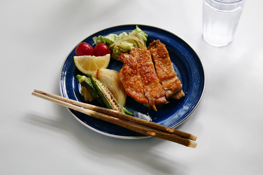 箸、枝箸、木の箸、自然素材の箸。アウトドアや弁当にも。和食、日本の食卓。