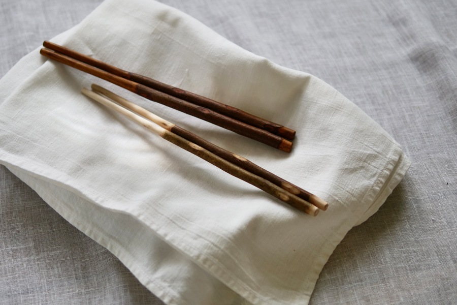 箸、枝箸、木の箸、自然素材の箸。アウトドアや弁当にも。和食、日本の食卓。