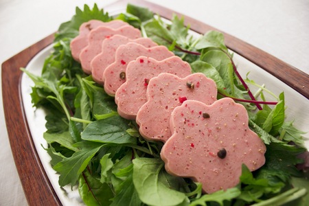 食卓にサクラ咲く 花ソーセージは広島の定番