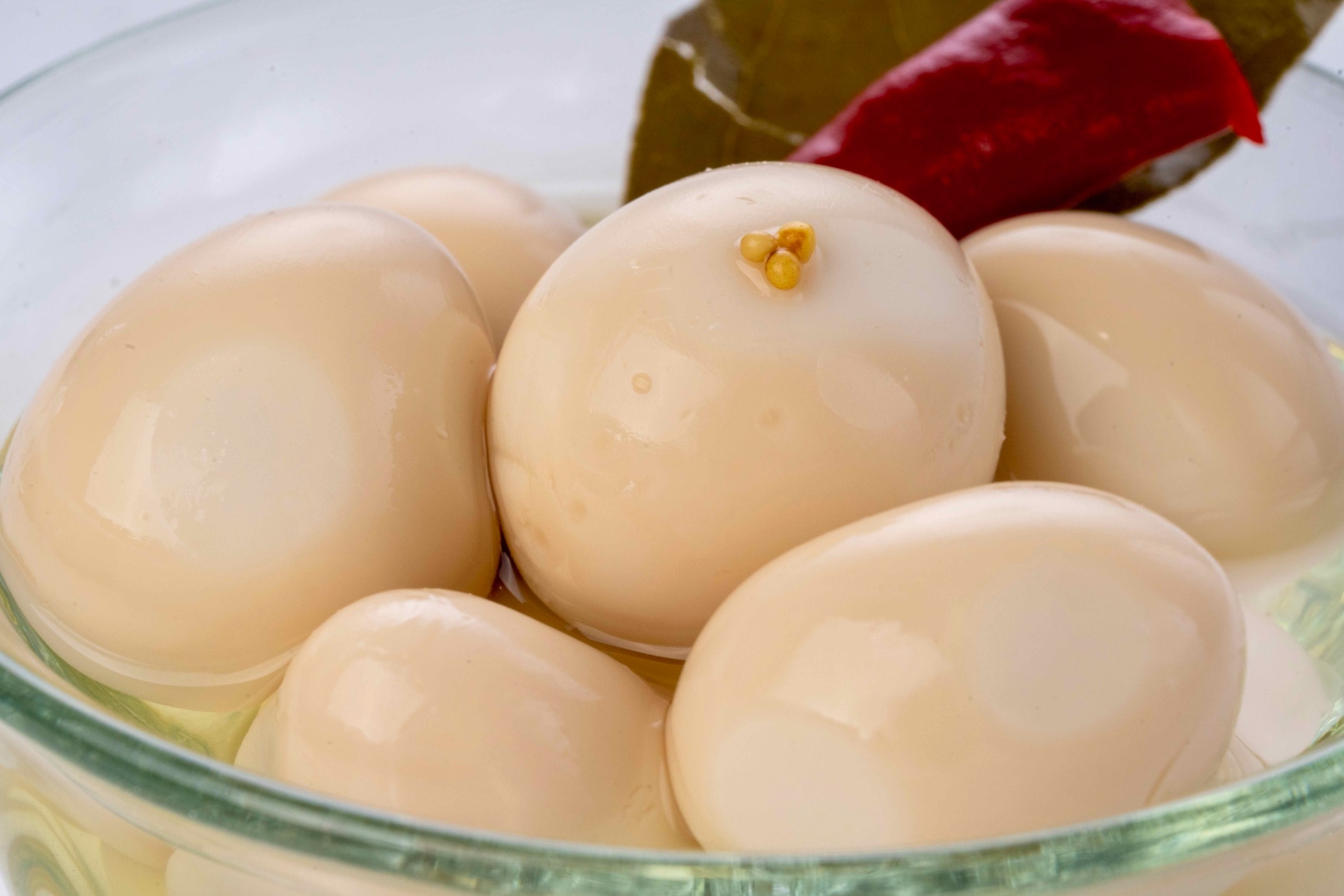 北海道産うずらの卵のピクルス・粒マスタード・唐辛子・ローリエの葉