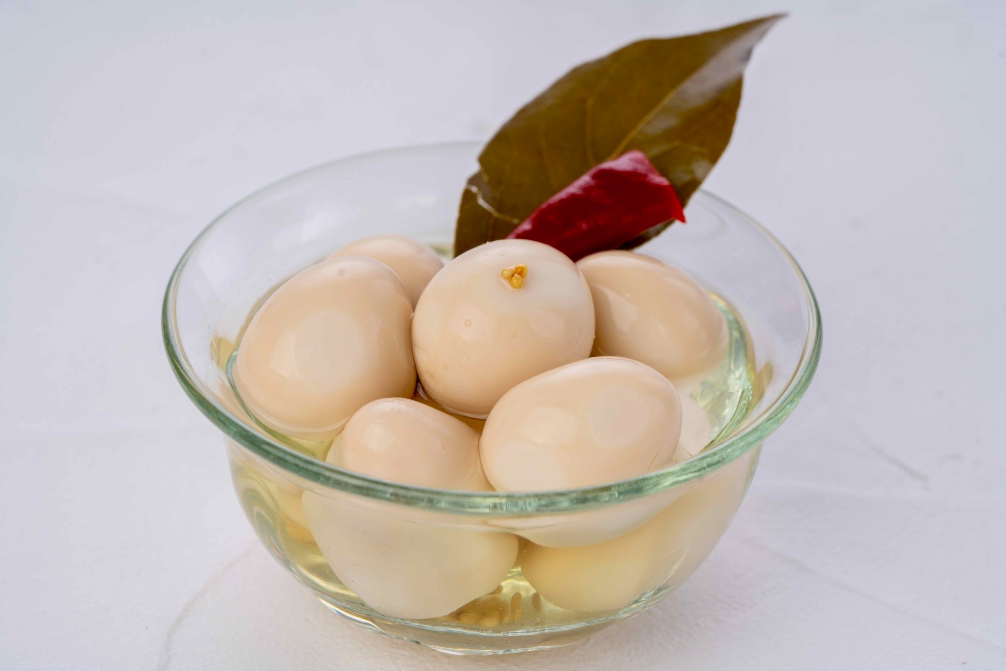 北海道産のうずらの卵の無添加ピクルス,ガラスの器に盛られたピクルス