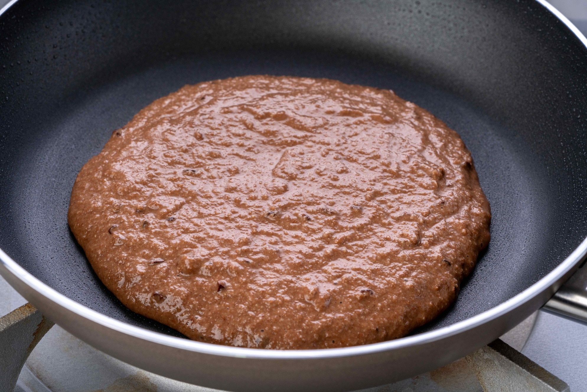 フライパンでカフェ心麦の古代小麦のプレミアムカカオパンケーキを焼く