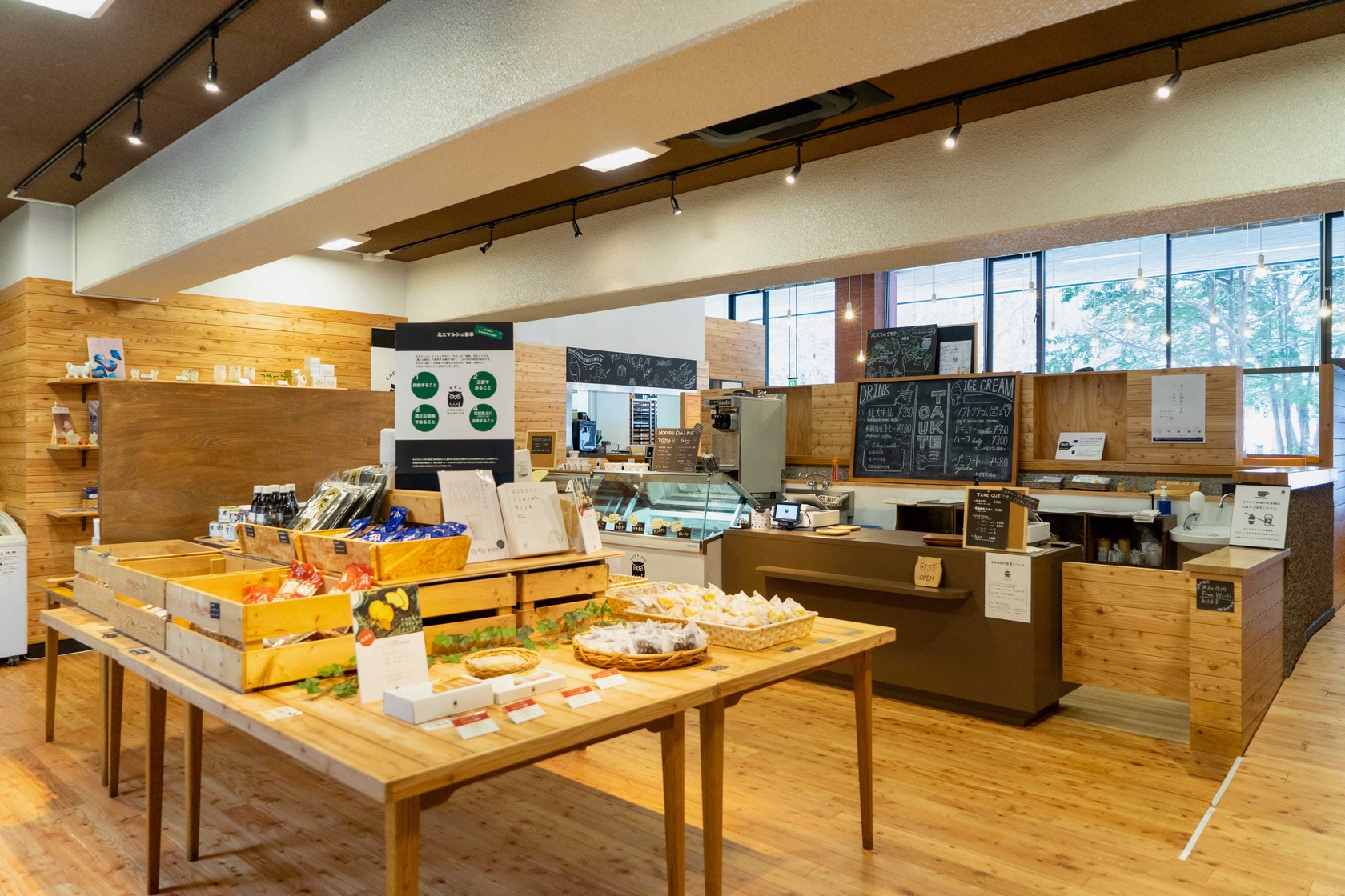 北海道大学構内にある「北大マルシェ Cafe & Labo」の店内,学生だけでなく市民や観光客も訪れる北大マルシェ
