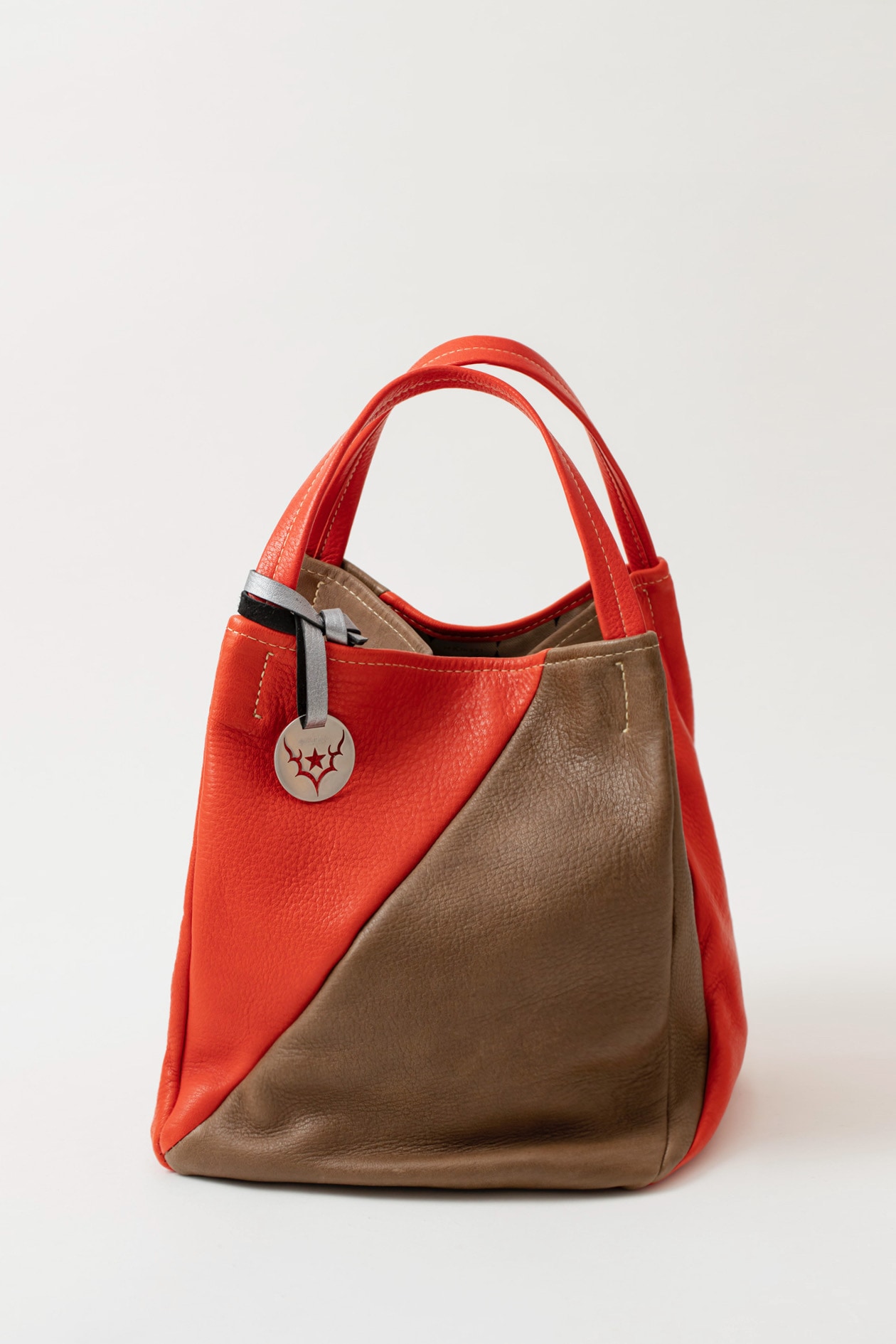 24KIRICOのエゾシカ皮で作るトートバッグ「EZO/slash（スラッシュ）」のmediumサイズ,赤と茶色のハンドメイド革製バッグ