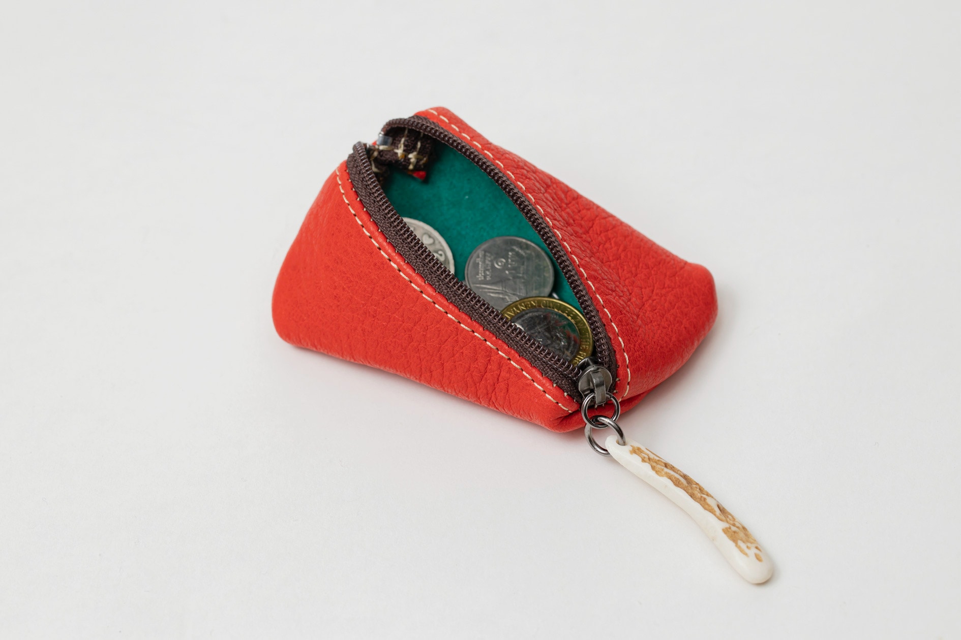 24KIRICOのエゾシカ皮で作るEZO/slashコインケース（レッド）,コインが入った鹿皮の財布