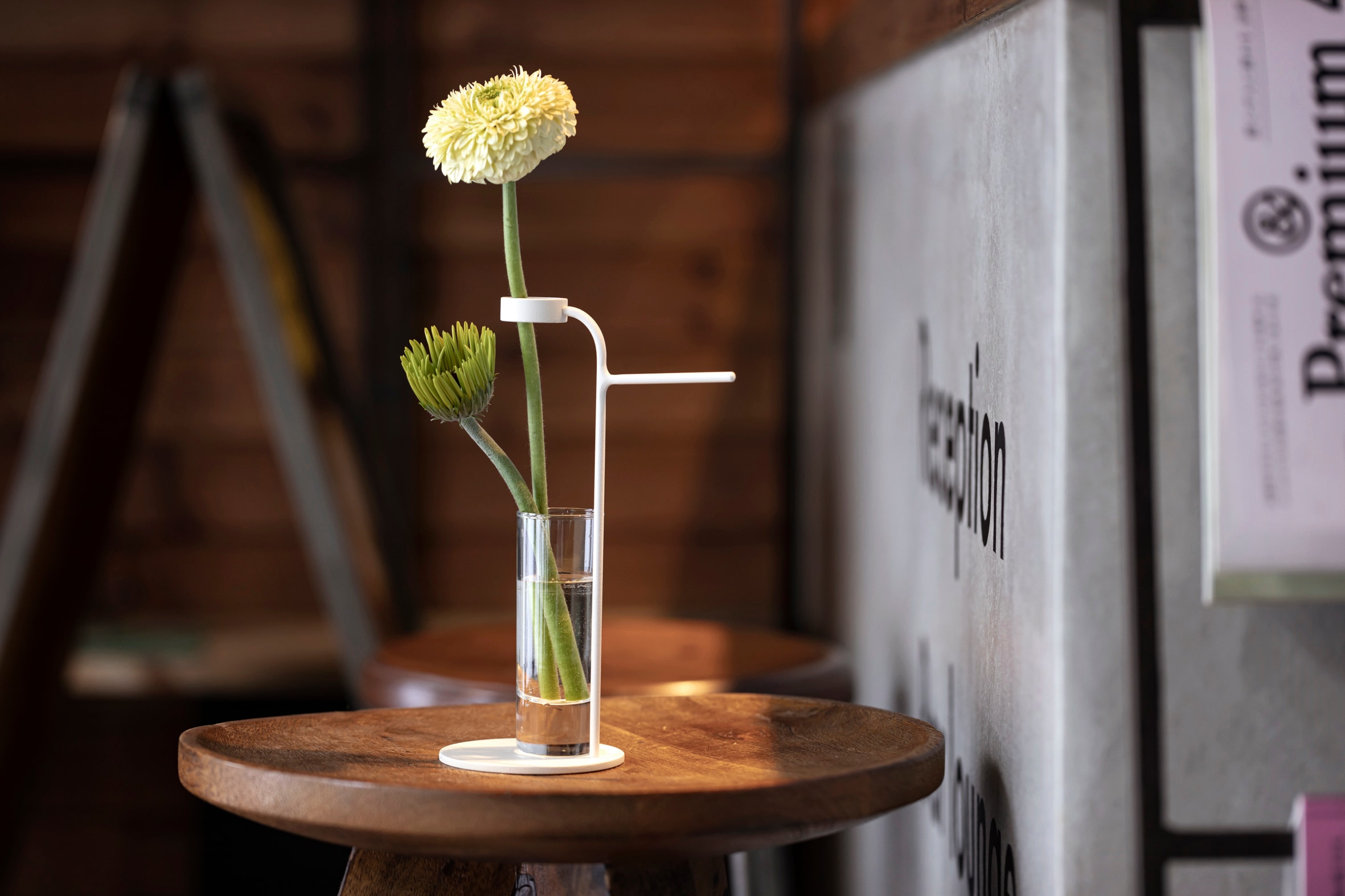 株式会社イチムラのVaseのlineSのwhite,スチールから作られたフラワーベース,花瓶,一輪挿し