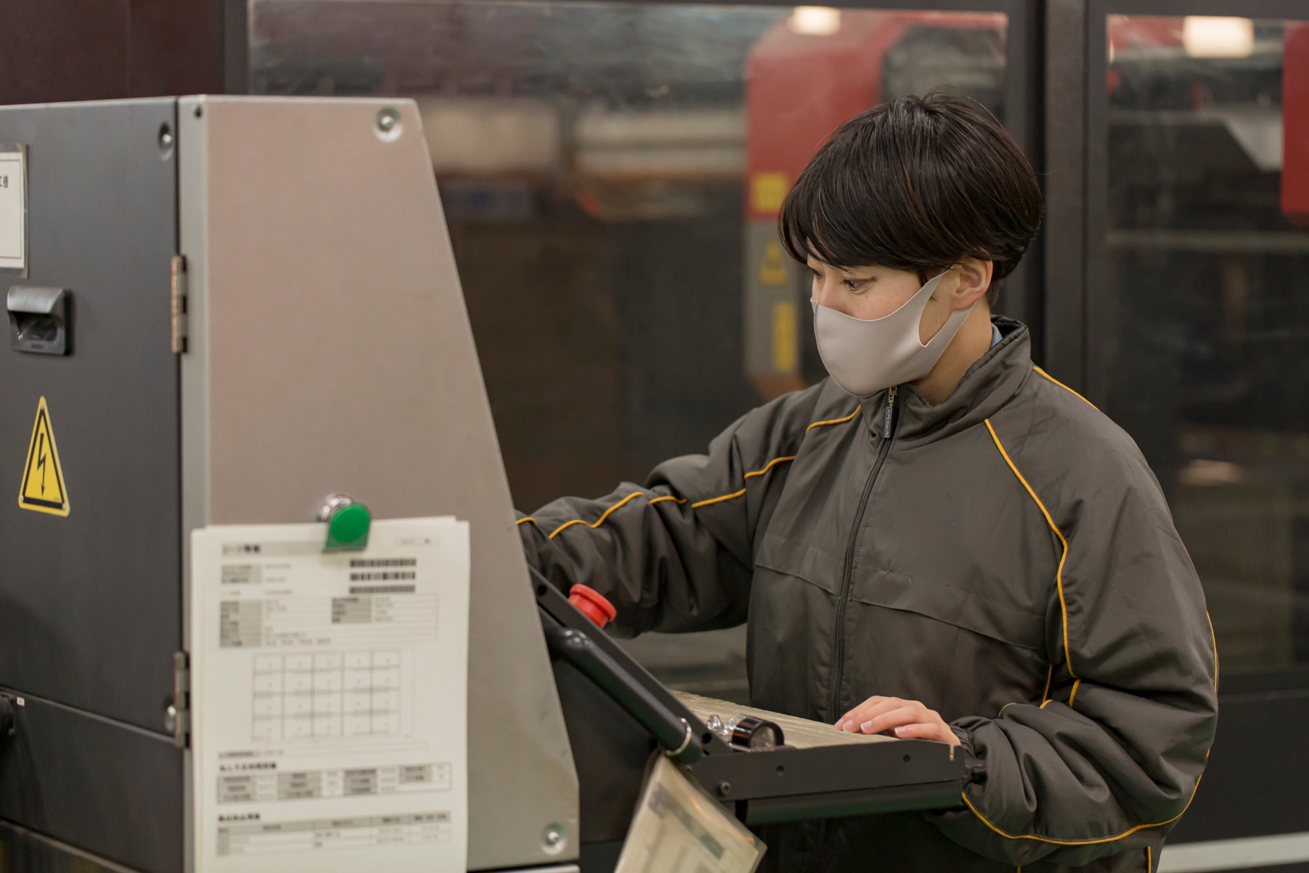 北海道にある株式会社イチムラの江別工場で機械を操作する女性