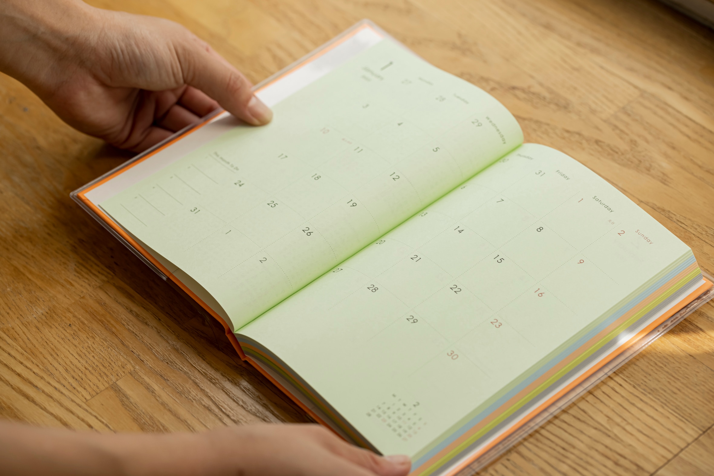 中の紙が紫・緑・オレンジなどカラフルなスケジュール帳,石田製本の「booco diary」