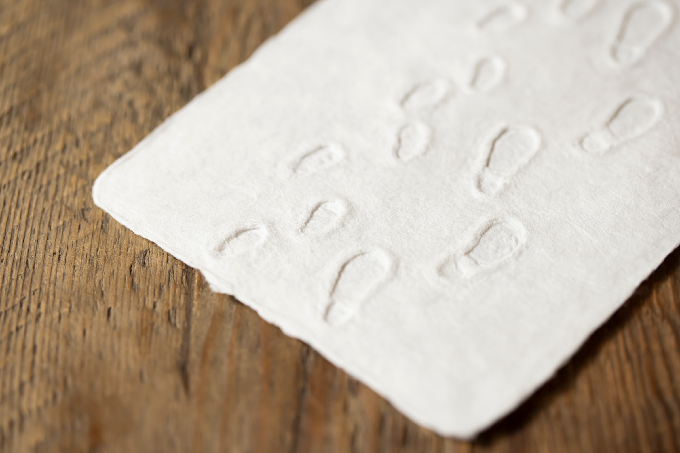 積もった雪の上の足跡を手すき和紙で表現した蝦夷和紙工房 紙びよりの「ゆきふみ（おやこ）」,ギフトメッセージカード