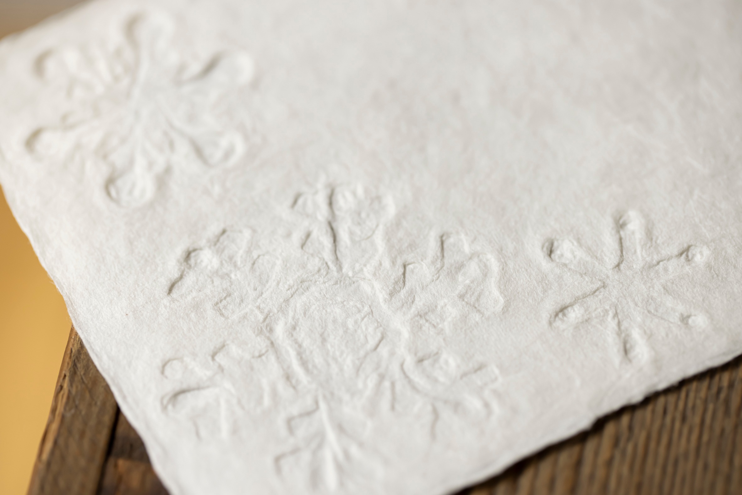 雪の結晶を手すき和紙で表現した蝦夷和紙工房 紙びよりの「ゆきふみ（ゆき）」,北海道土産