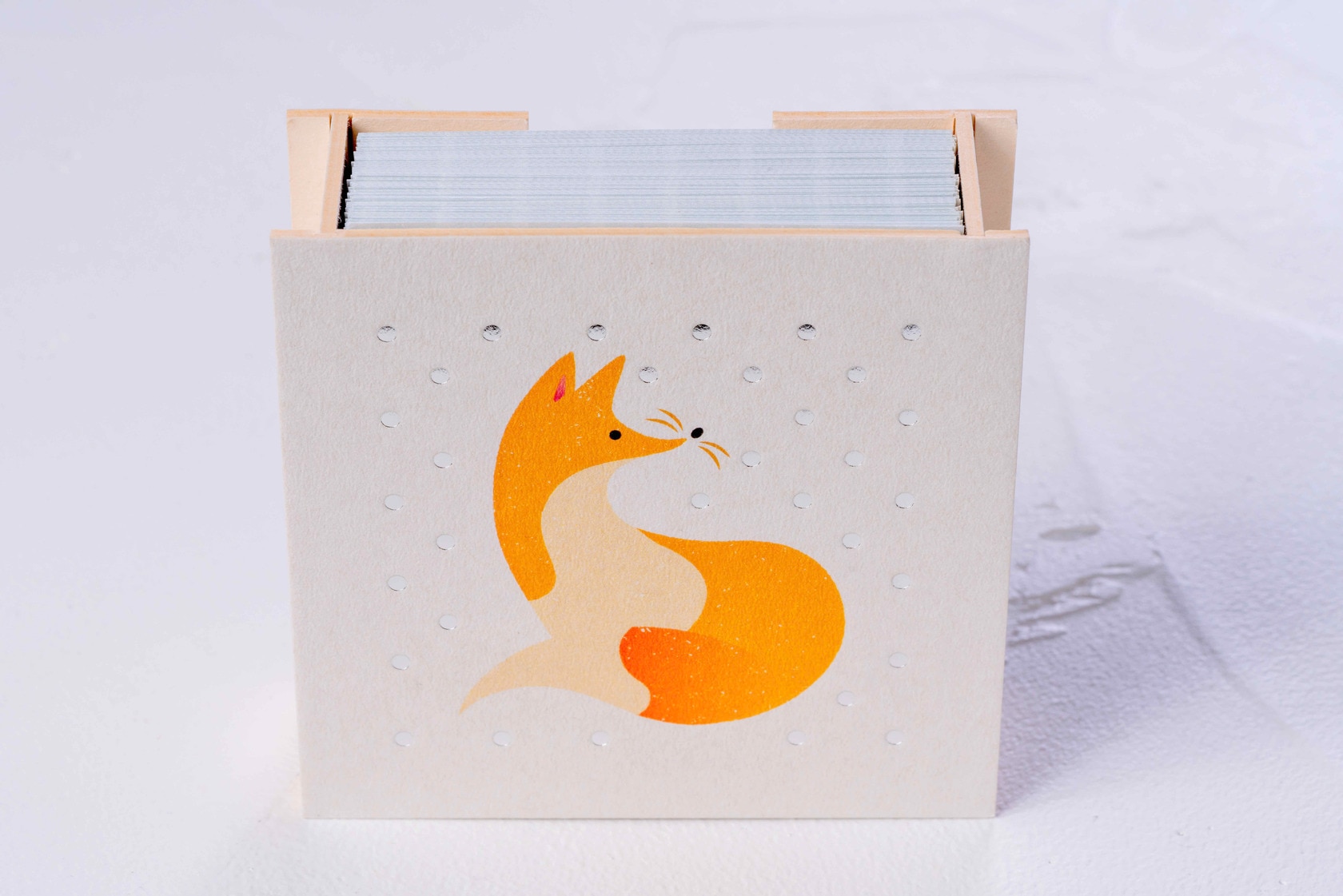 牛乳パックの再生紙ミルクラフトで作る箱とその中に入ったメモ用紙,キタキツネがデザインされたモリタの紙箱