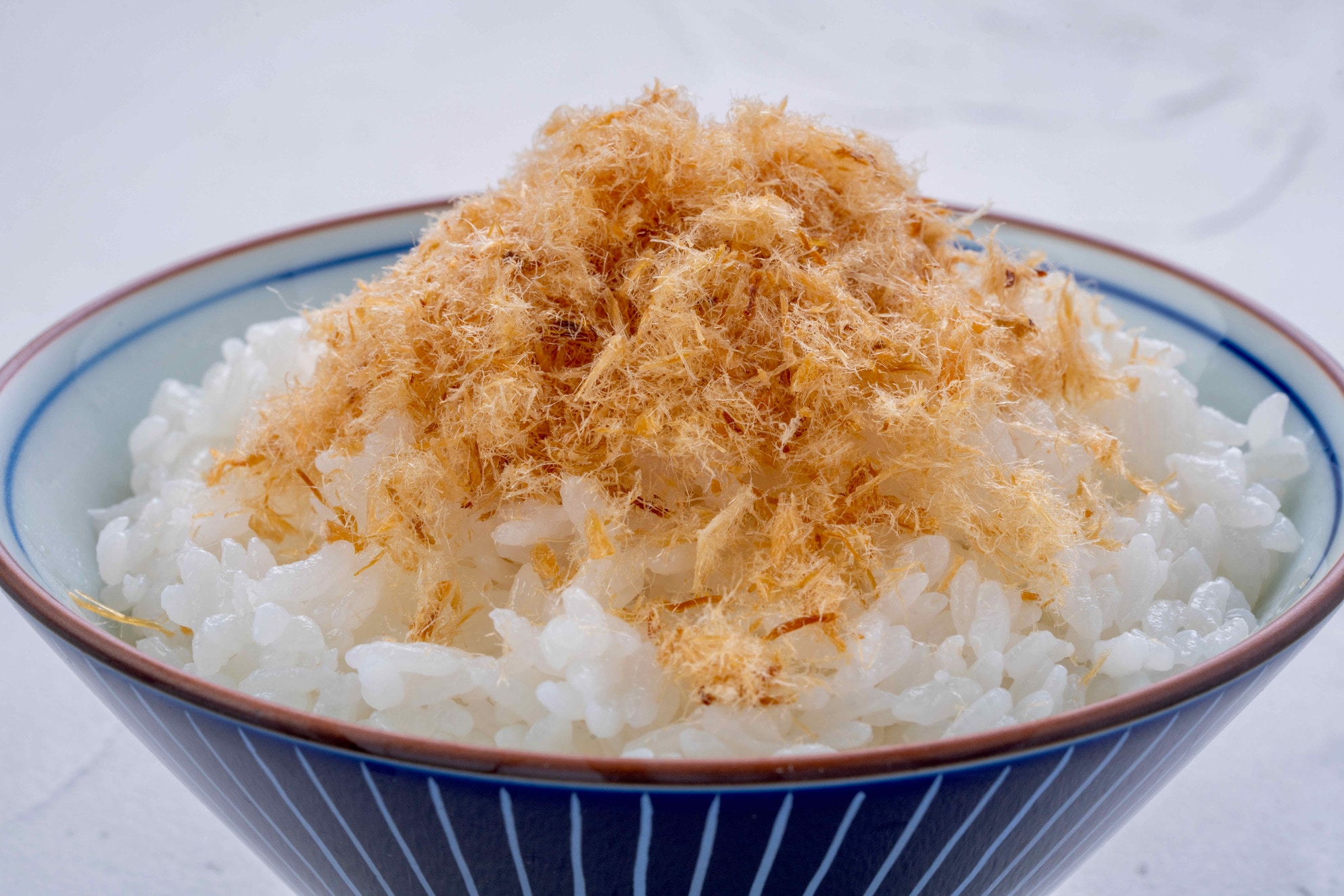 炊きたてご飯の上に吉村燻製工房の雪トバをかける,鮭とばご飯
