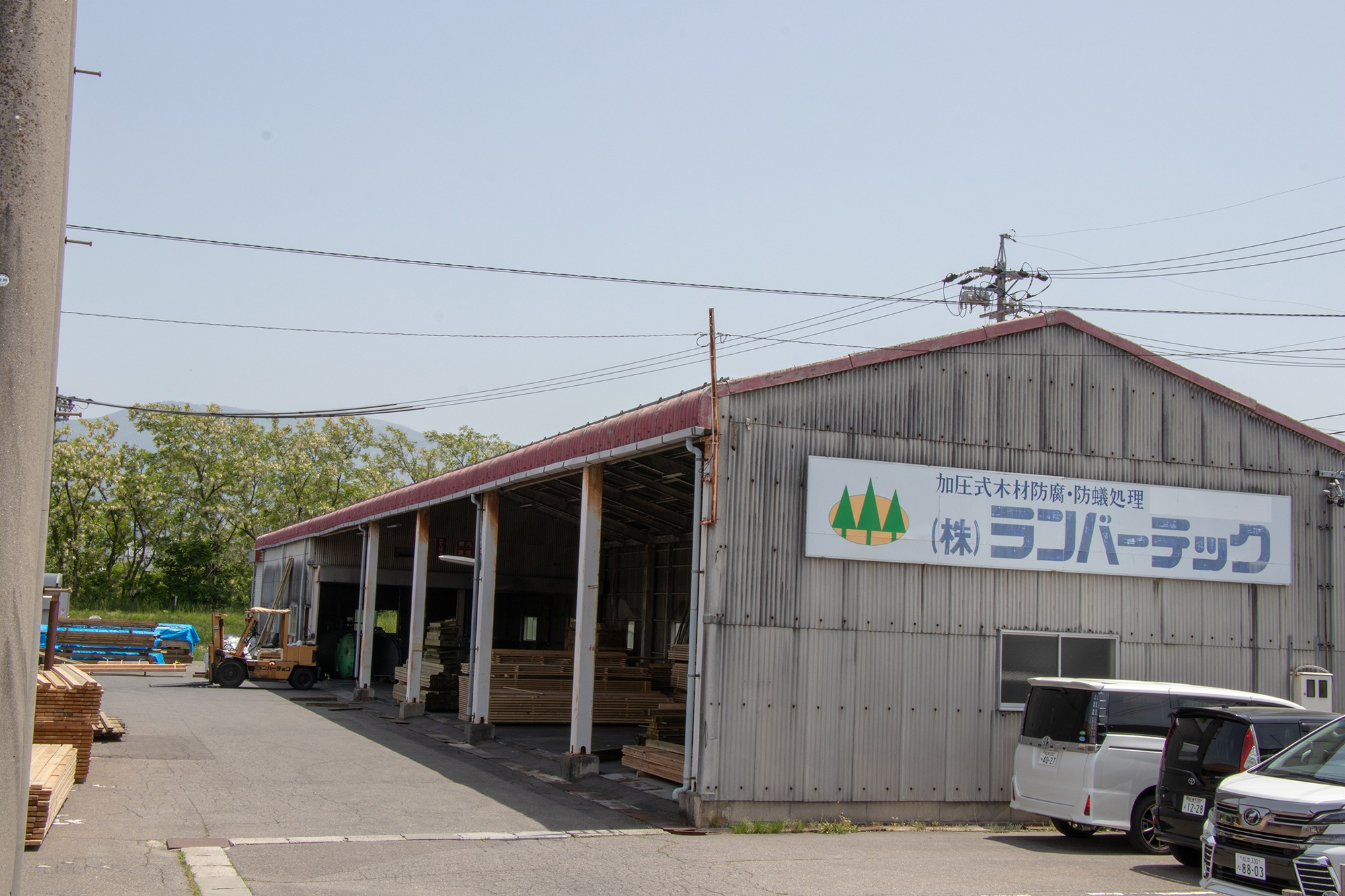 屋外向けウッドタイルは信州産の杉を長野県松本市にある自社工場で防腐防蟻処理しています