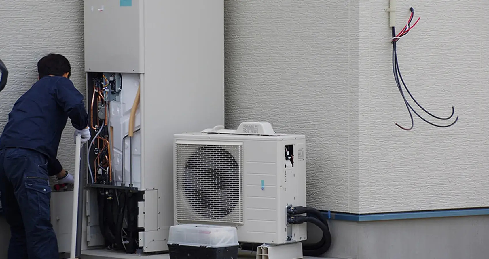 エコキュートを撤去している画像